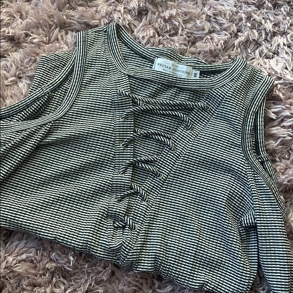 Striped top - Cold Shoulder - Picture 5 of 7